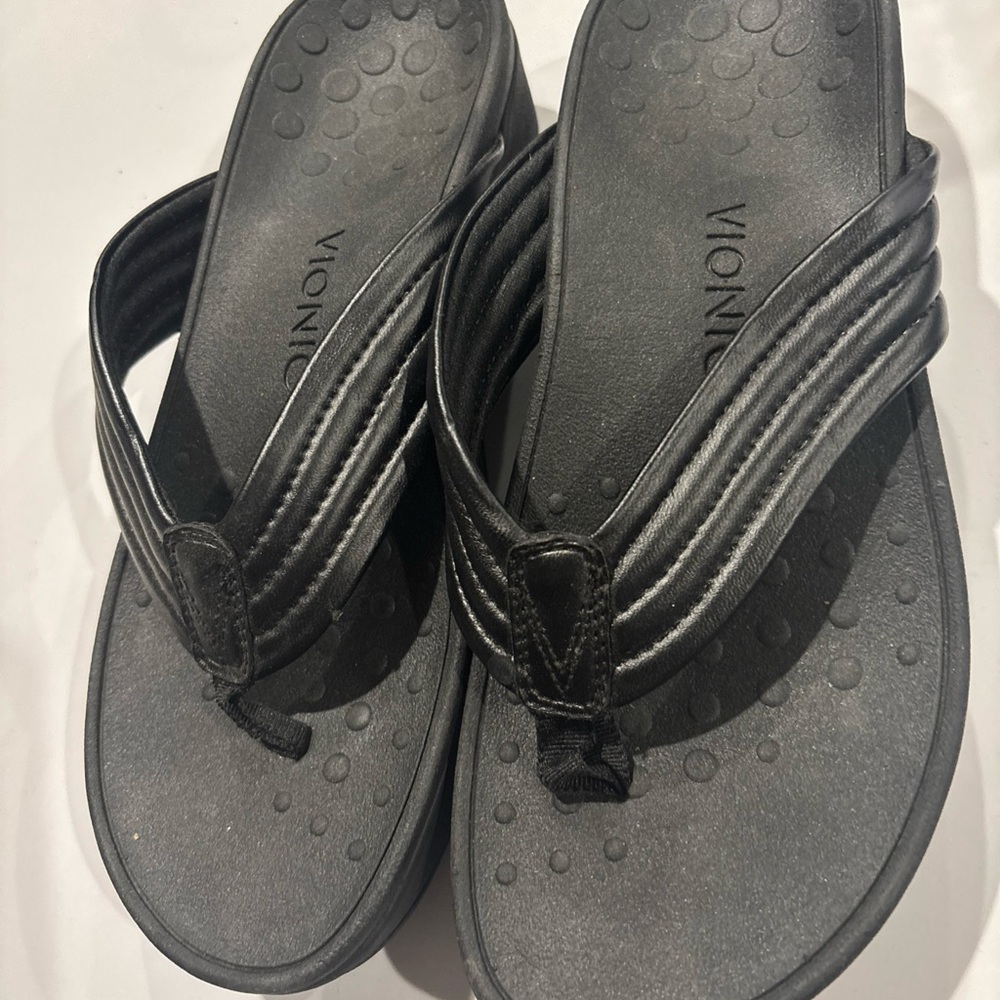 Vintage Vionic Flip Flop Black Sandals with Red Logo Accents NOS 7M Brand New